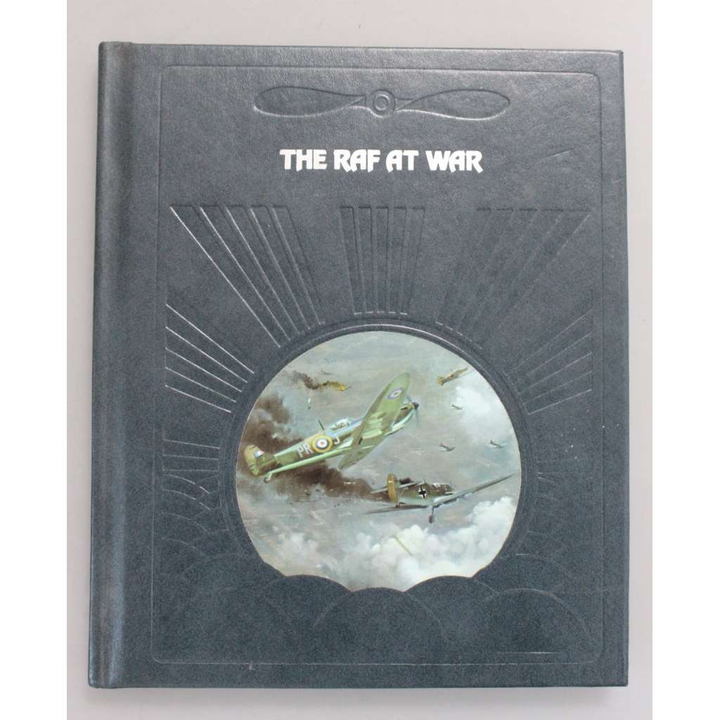 The RAF at war (RAF ve válce; druhá světová válka, letadla, letectví, fotografie - vazba kůže)