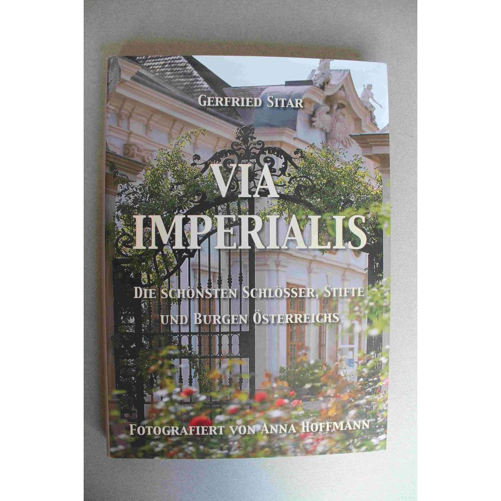 Via Imperialis. Die schönsten Schlösser, Stifte und Burgen Österreichs (Nejkrásnější zámky a hrady Rakouska, mj. Zámek Ambras, Rezidence Salcburk, Zámek Rohrau, Hofburg, Schönbrunn)