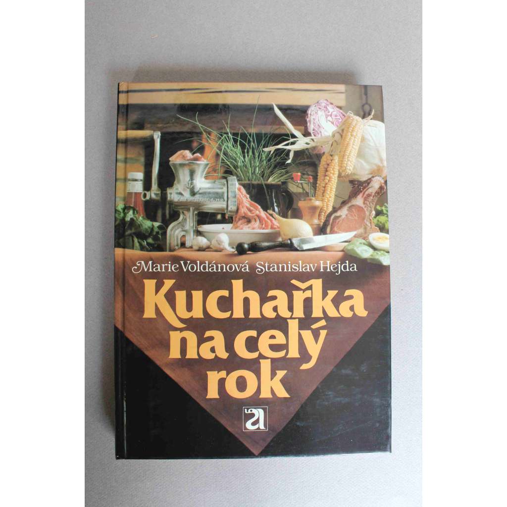 Kuchařka na celý rok (kuchařka, recepty, Masité pokrkym, Bezmasé pokrmy, Omáčky, saláty, moučníky, nápoje)