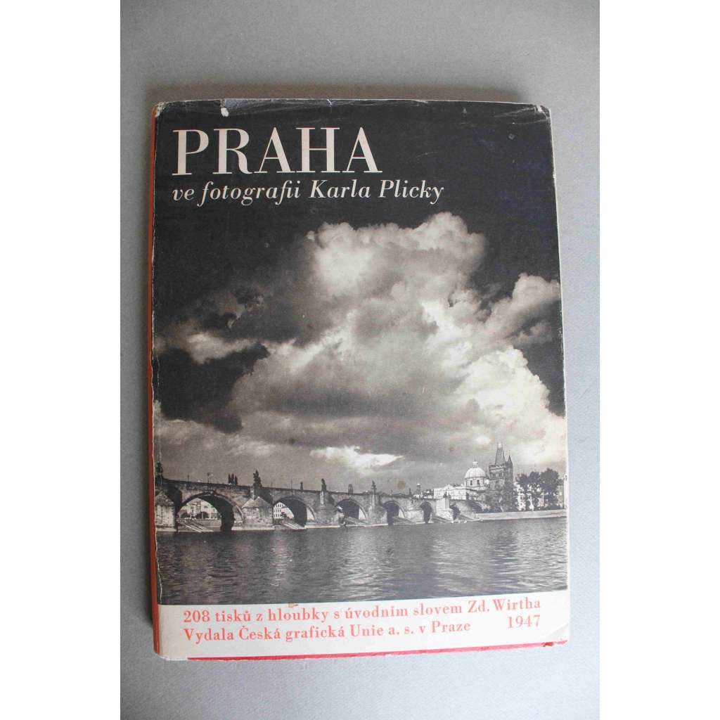 Praha ve fotografii Karla Plicky (Karol Plicka, fotografie, mj. Pražský hrad, Malá Strana, Karlův most, Staré Město, Staroměstské náměstí; hlubotisk)