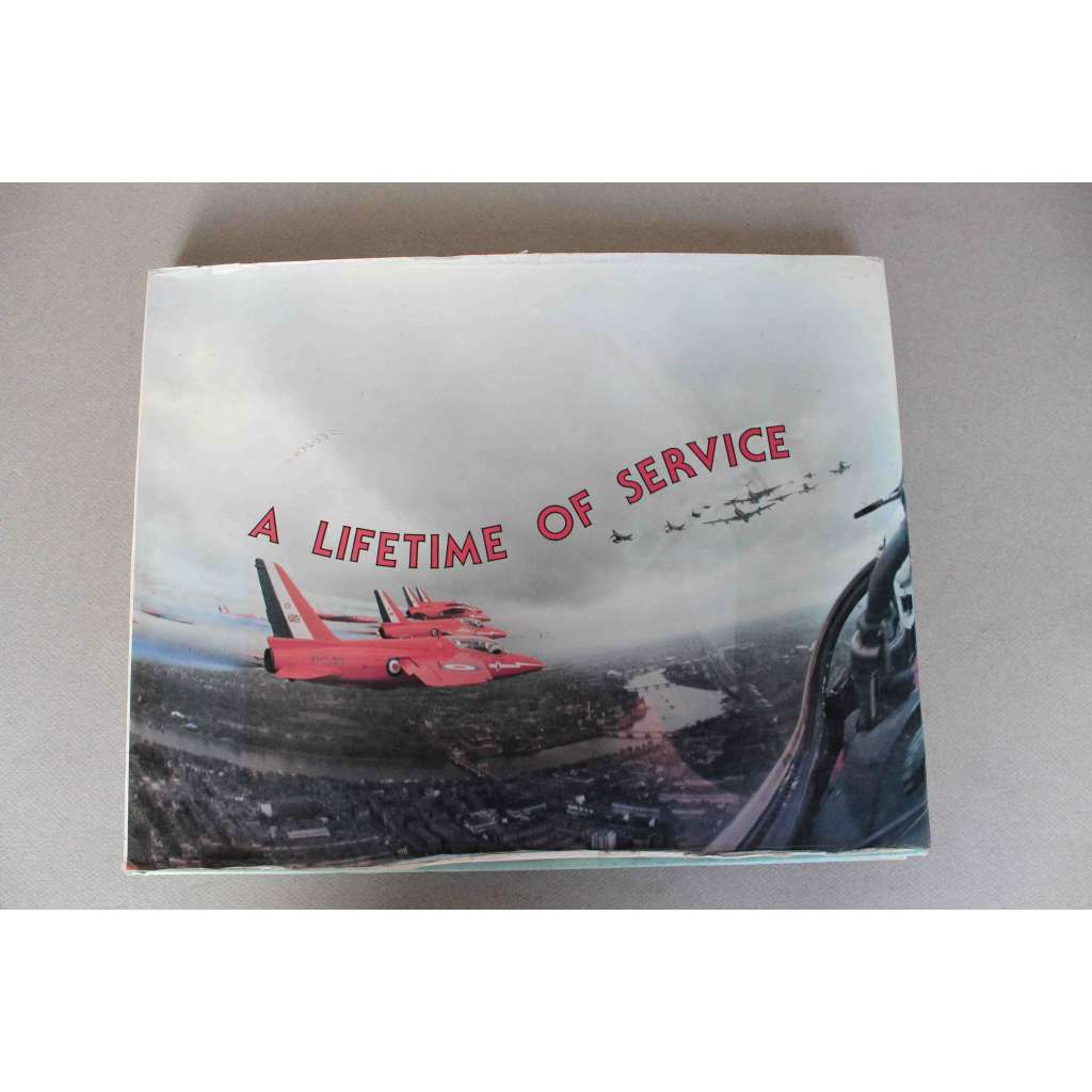 A Lifetime of Service. Sixty five years of the Royal Air Force 1918-1983 (Celoživotní služba – Šedesát pět let Královského letectva 1918-1983; letadlo, letectví, RAF, Anglie, druhá světová válka)