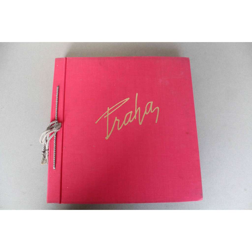 Praha (akvarely, kresby, mj. Pražský hrad, Staré Město, Malá Strana, Zlatá ulička, Petřín, Strahov; věnování a podpis Jaroslav Šetelík