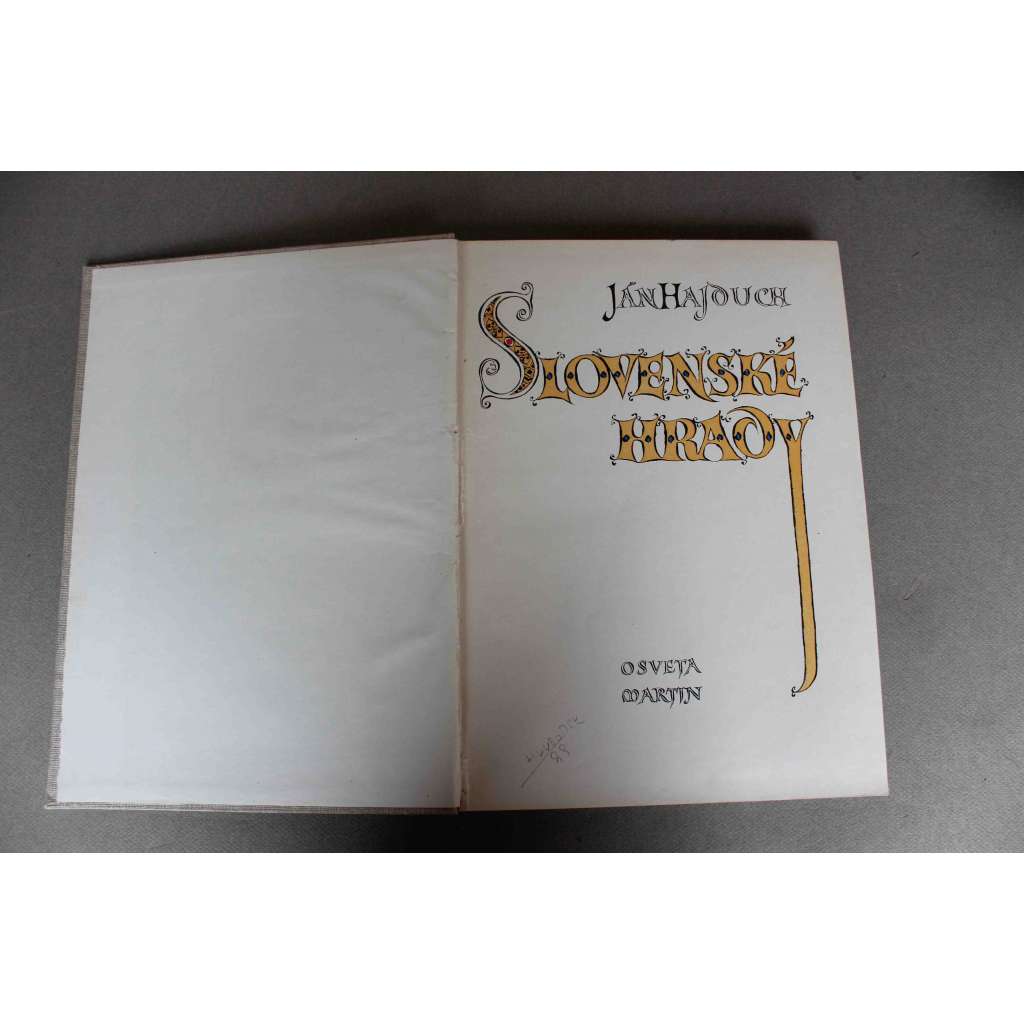 Slovenské hrady (Slovensko, architektura, fotografie, mj. Devín, Bratislava, Čachtice, Beckov, Bojnice, Nitra, Lednica, Orava, Lietava, Zvolen, Kežmarok; hlubotisk)