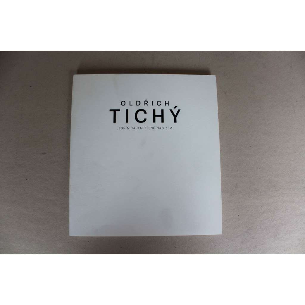 Oldřich Tichý. Jedním tahem těsně nad zemí (výstavní katalog, malířství, abstrakce)