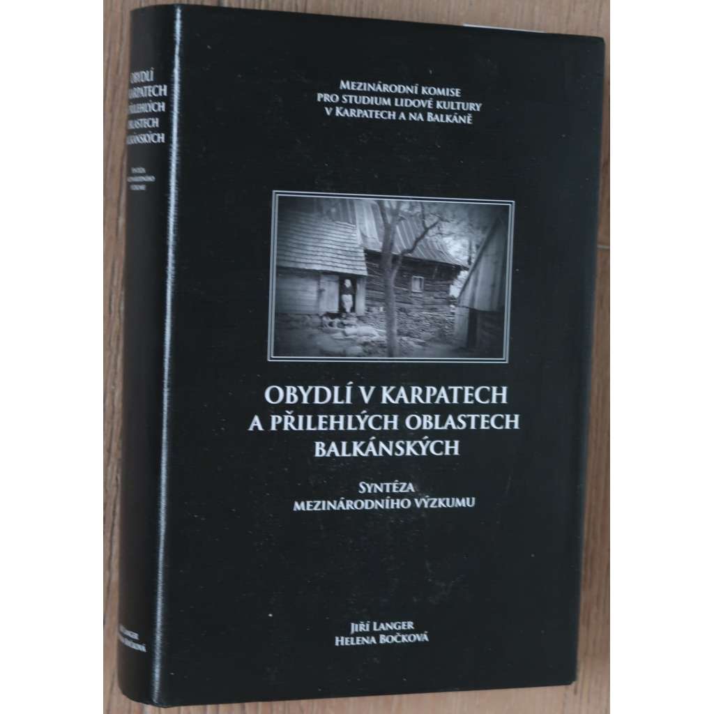 Obydlí v Karpatech a přilehlých oblastech balkánských [lidová architektura Morava Slovensko Ukrajina Rumunsko Polsko Bulharsko Balkán Srbsko Banát - vesnický dům, statek, usedlost, roubená stavení, stavební konstrukce, dřevo hlína kámen památky topeniště]