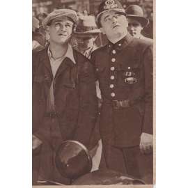 Pudr a benzín. Bio-program v obrazech. Filmový prospekt z kina. (režie Jindřich Honzl, hrají Voskovec, Werich)