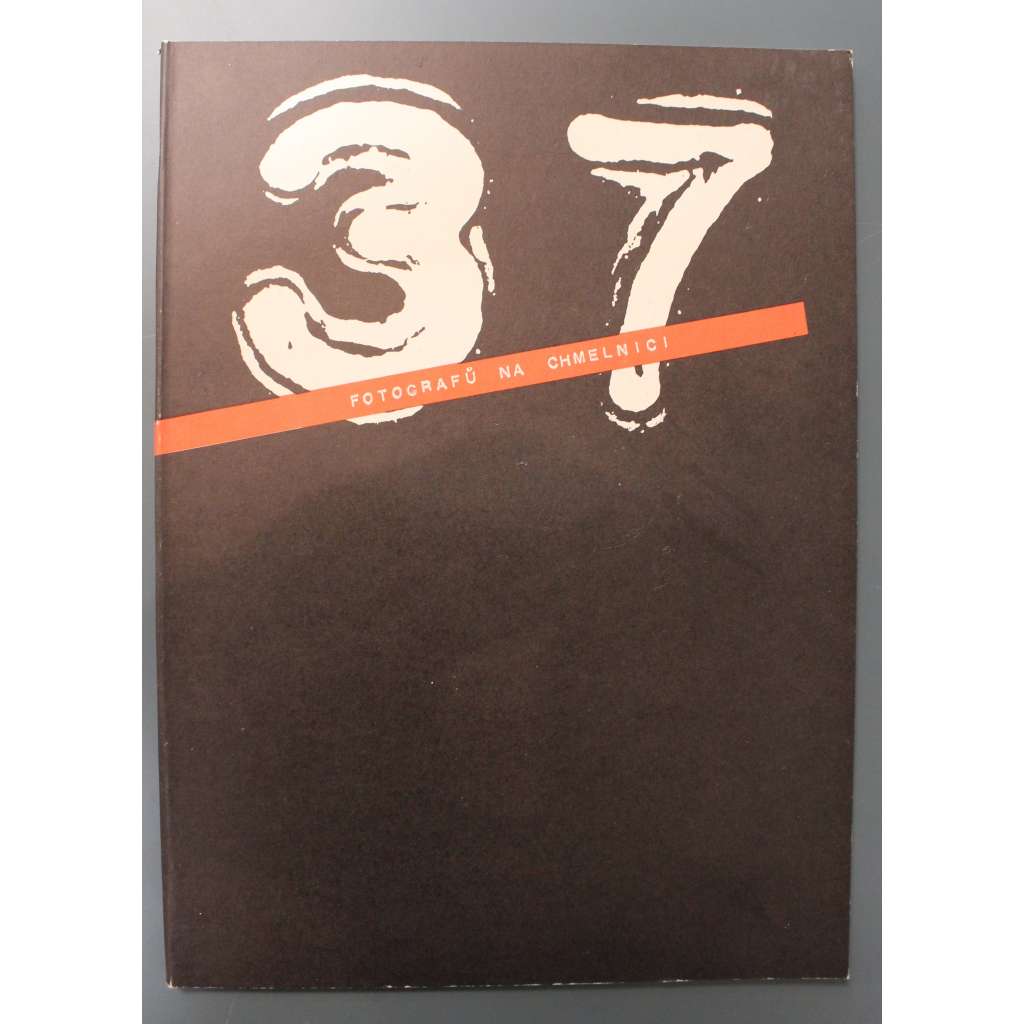 37 fotografů na Chmelnici (výstavní katalog, fotografie, mj. Pavel Hečko, Bohdan Holomíček, Libuše Jarcovjáková, Ivan Lutterer, Pavel Mára, Ivan PInkava, Rudo Prekop, Jan Reich, Tono Stano, Iren Stehli, J. Štreit, M. Švolík)