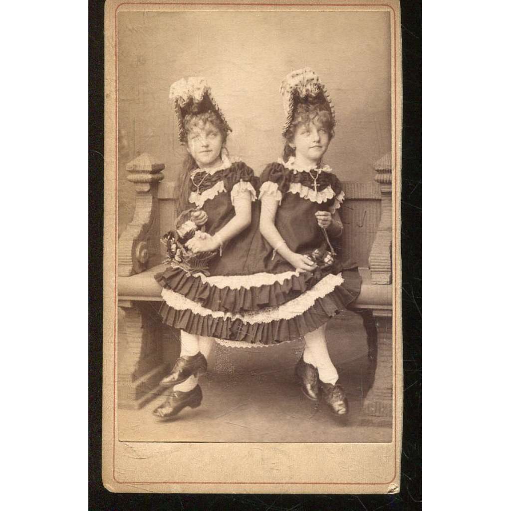 Stará fotografie - kabinetka - sestry Blažkovy (D. Wettern, Hamburk)
