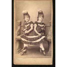 Stará fotografie - kabinetka - sestry Blažkovy (D. Wettern, Hamburk)