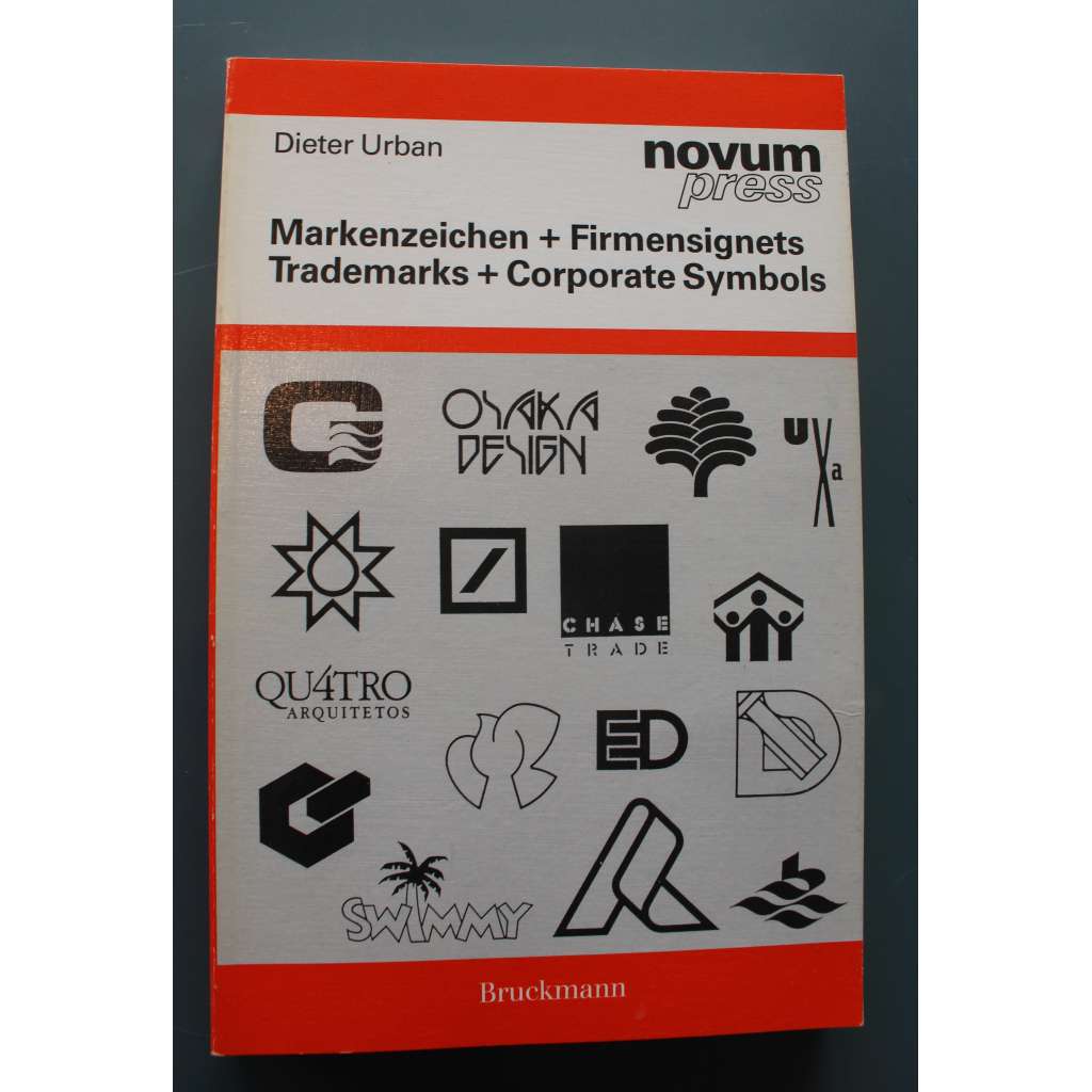 Markenzeichen + Firmensignets. Trademarks + Corporate Symbols (Novum press) (Obchodní značky, logo, design, typografie, mj. Allianz, Puma, Jägermeister,Total)