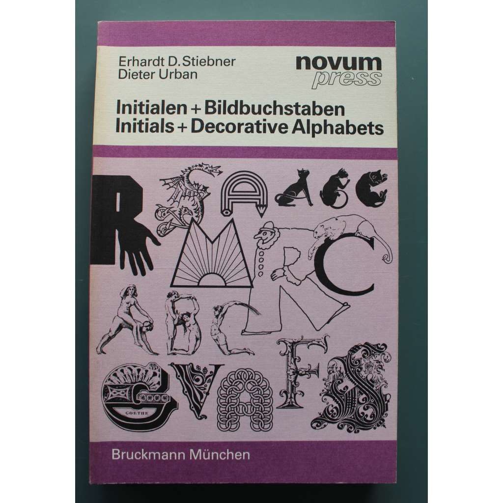 Initialen + Bildbuchstaben; Initials + Decorative Alphabets (Novum press) (Iniciály + obrázková abeceda, design, typografie, řez písma, mj. A. Dürer, H. Holbein, Plantin, Marcia Loeb)