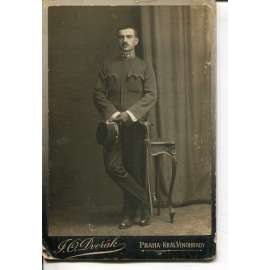 Stará fotografie - kabinetka (atelier Dvořák, Praha)