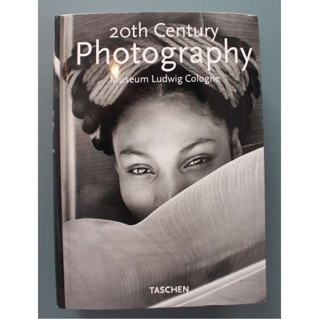 20th Century Photography (Museum Ludwig Köln; Fotografie 20. století, mj. Blossfeld, Bischof, Beaton, R. Capa, Gursky, Kertész, Moholy-Nagy, Man Ray, Sudek, Saudek, Drtikol, Doisneau)
