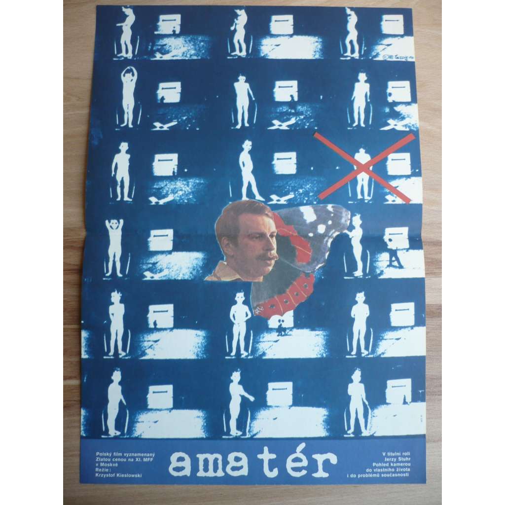 Amatér (filmový plakát, film Polsko 1979, režie Krzysztof Kieślowski, Hrají: Jerzy Stuhr, Małgorzata Ząbkowska, Jerzy Nowak)
