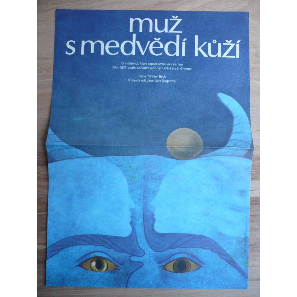 Muž s medvědí kůží (filmový plakát, film pohádka NDR 1985, režie Walter Beck, Hrají: Jens-Uwe Bogadtke, Janina Hartwig, Marina Krogull)
