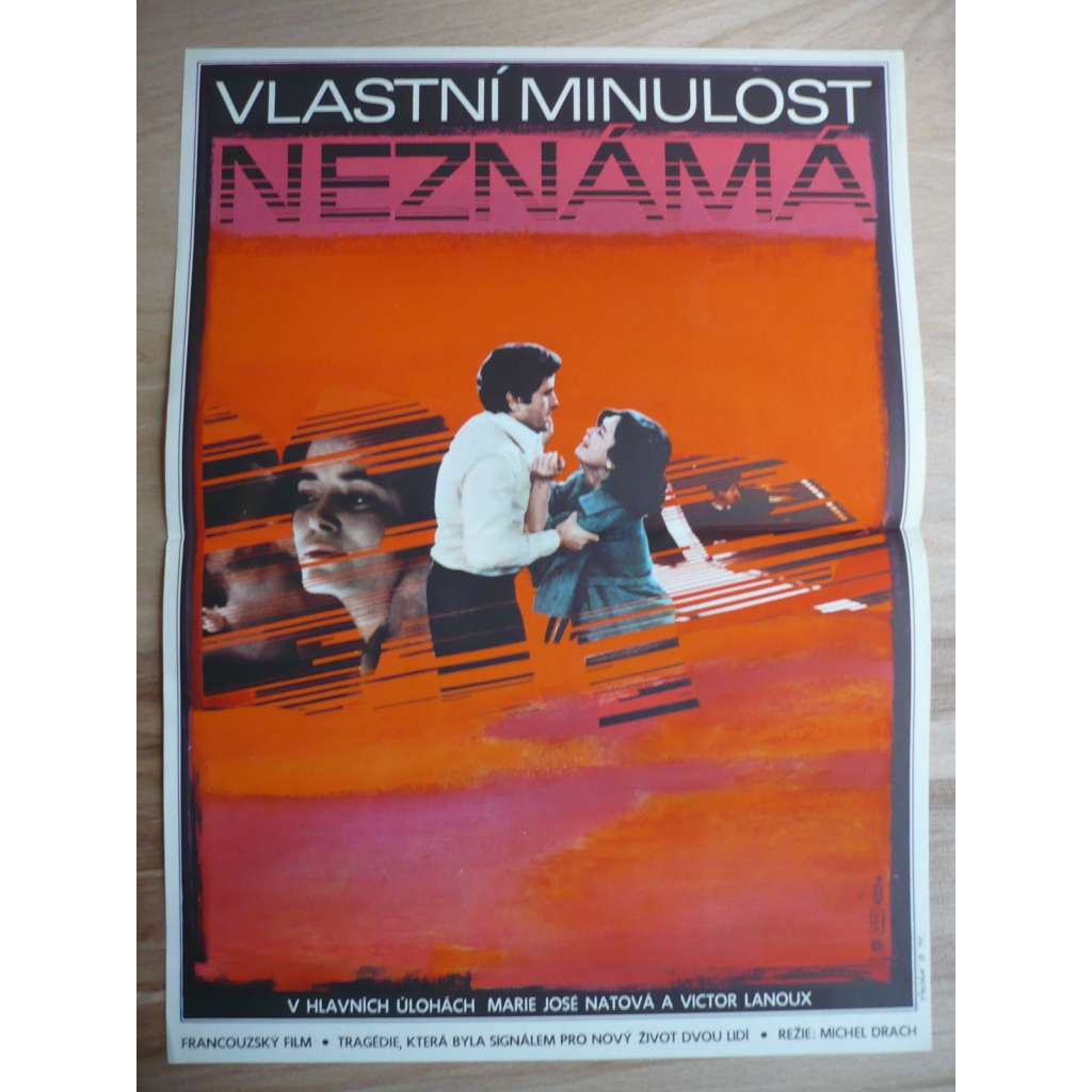 Vlastní minulost neznámá (filmový plakát, film Francie 1977, režie Michel Drach, Hrají: Marie-José Nat, Victor Lanoux, Marc Eyraud)