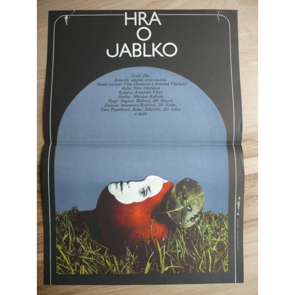 Hra o jablko (filmový plakát, film ČSSR 1976, režie Věra Chytilová, Hrají: Dagmar Bláhová, Jiří Menzel, Jiří Kodet)