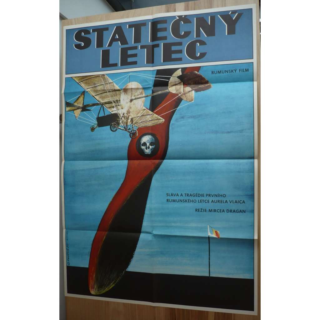 Statečný letec (filmový plakát, film Rumunsko 1977, režie Mircea Dragan, Hrají: Radu Beligan, Violeta Andrei, Valentin Teodosiu)