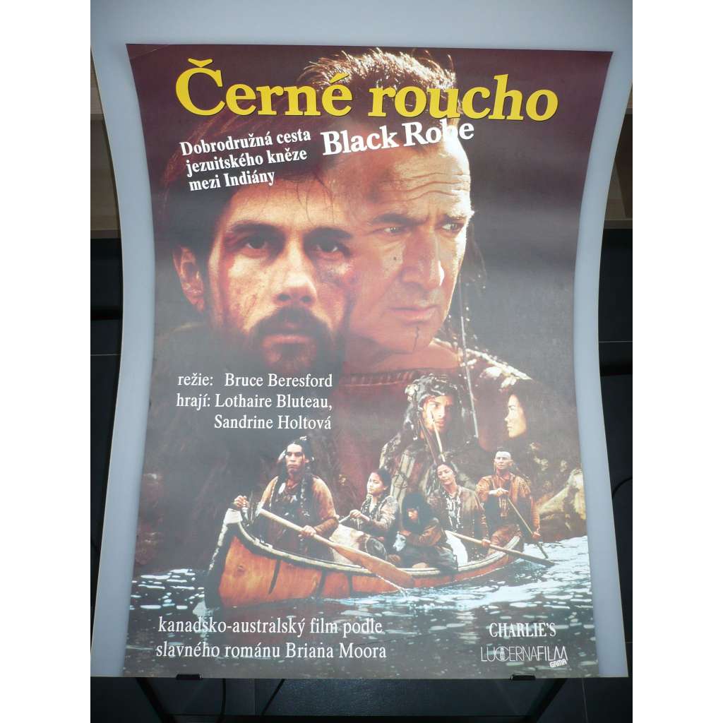 Černé roucho (filmový plakát, film Kanada 1991, režie Bruce Beresford, Hrají: Lothaire Bluteau, Aden Young, August Schellenberg)