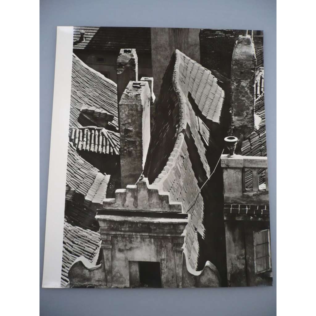 Jiří Jeníček - Střechy - [jedna fotografie ze souboru Fotografie 1928-1958]