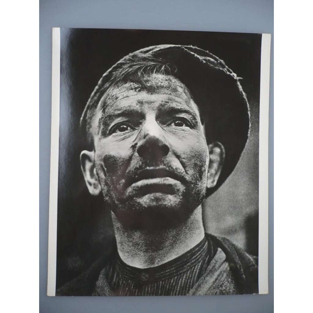 Karel Hájek - Zachráněný [Důlní katastrofa na Nelsonu 1934] - [jedna fotografie ze souboru Fotografie 1928-1958]