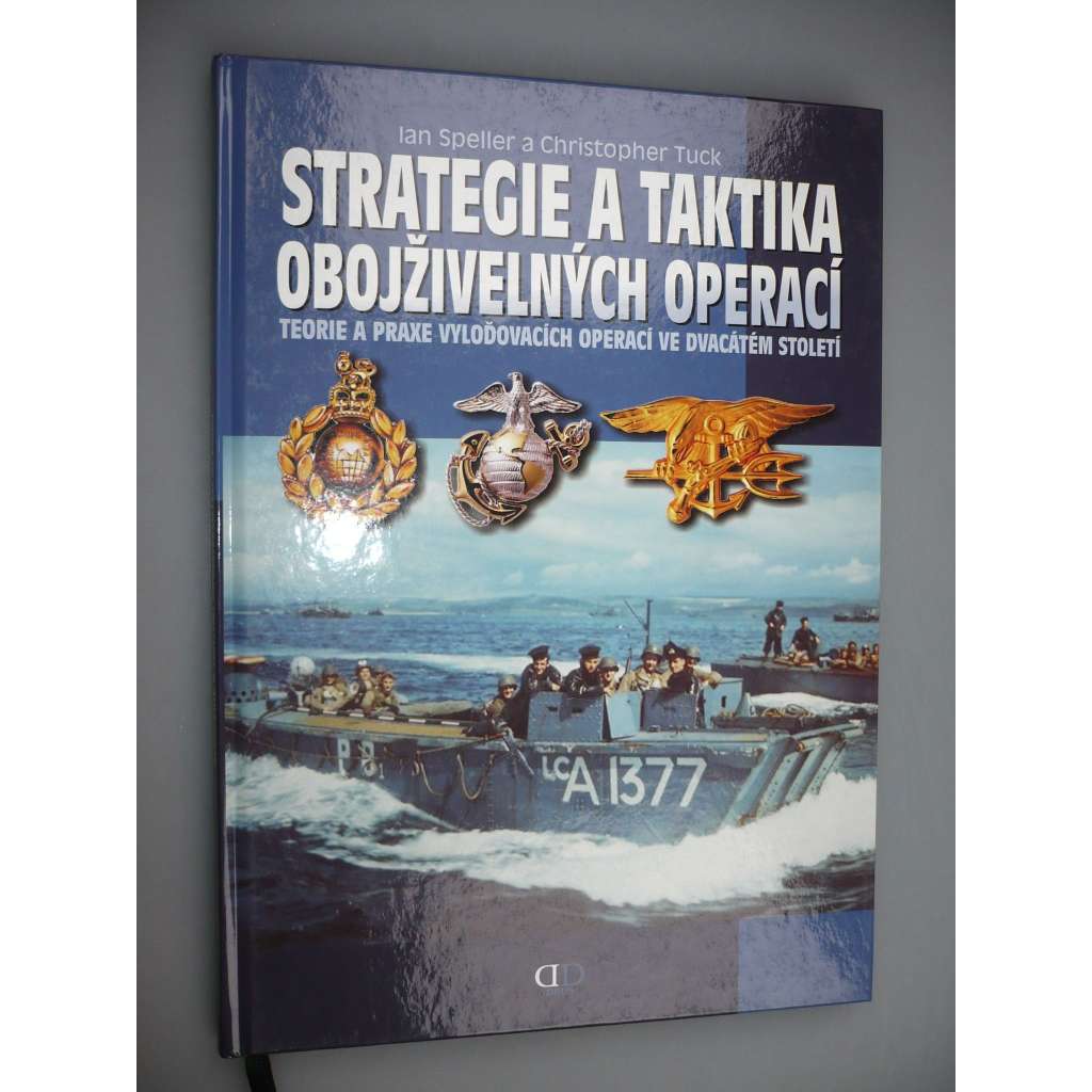 Strategie a taktika obojživelných operací. Teorie a praxe vyloďovacích operací ve dvacátém století [vojenství]