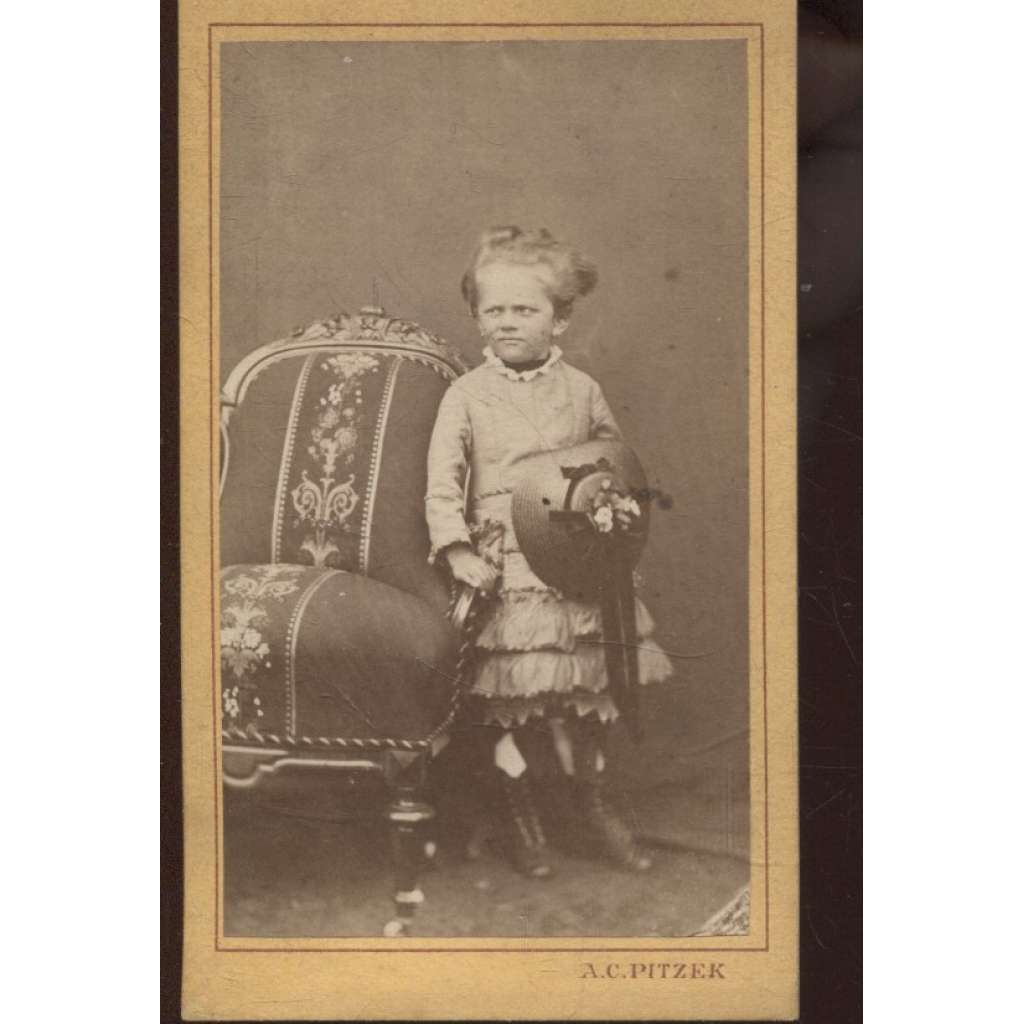 Stará fotografie - kabinetka (Atelier A. C. Pitzek) - dítě