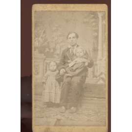 Stará fotografie - kabinetka (muž a děti)