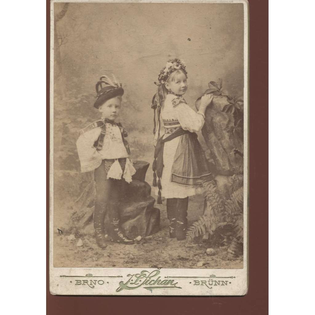 Stará fotografie - kabinetka (J. L. Šichan, Brno) - děti, kroj