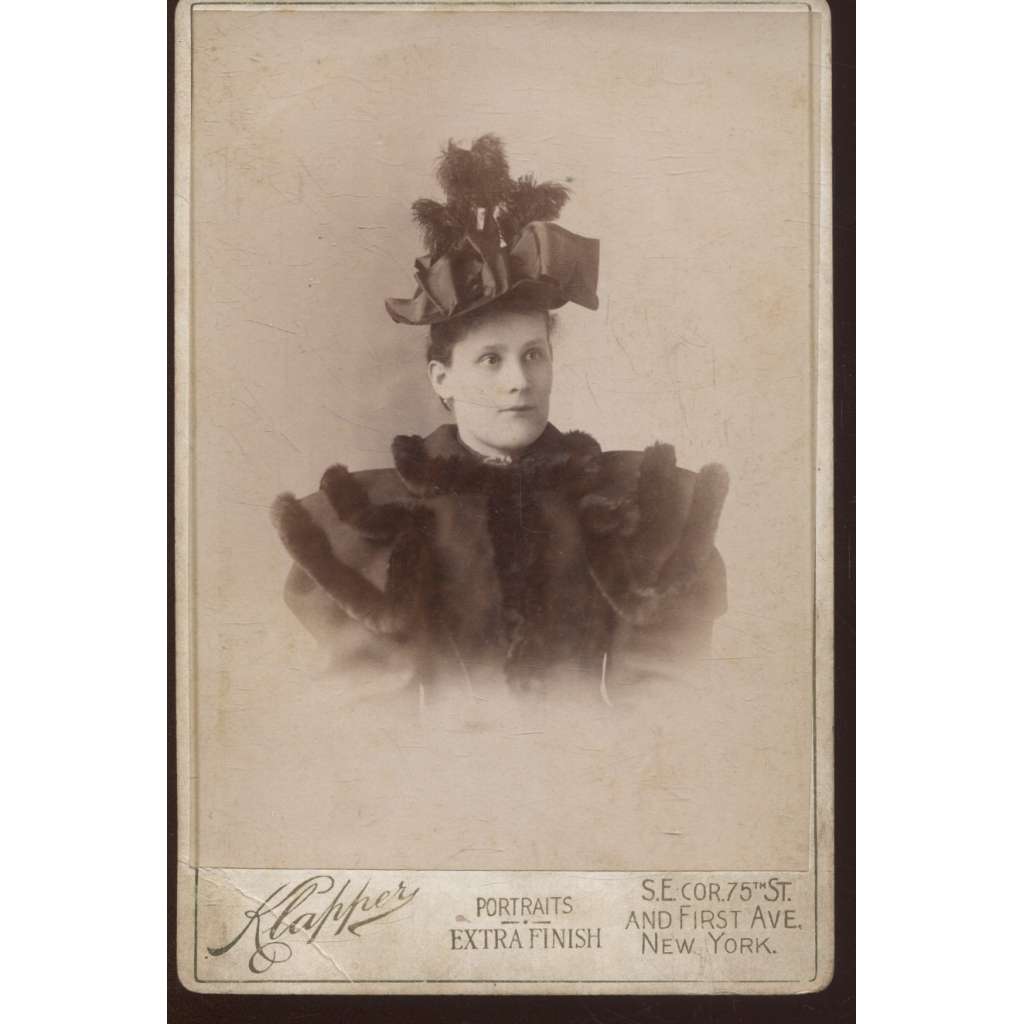 Stará fotografie - kabinetka (W. Klapper, New York) - žena