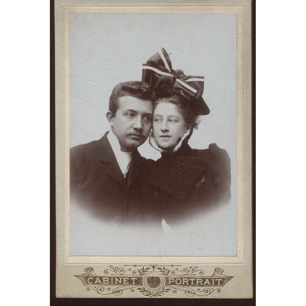 Stará fotografie - kabinetka (muž a žena)