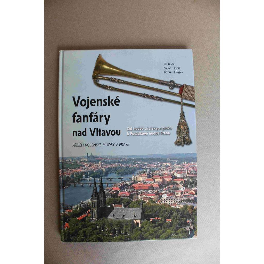 Vojenské fanfáry nad Vltavou. Od hudeb císařských pluků k Posádkové hudbě Praha (vojenská hudba, orchestr, fotografie, mj. František Kmoch, Karel Komzák)