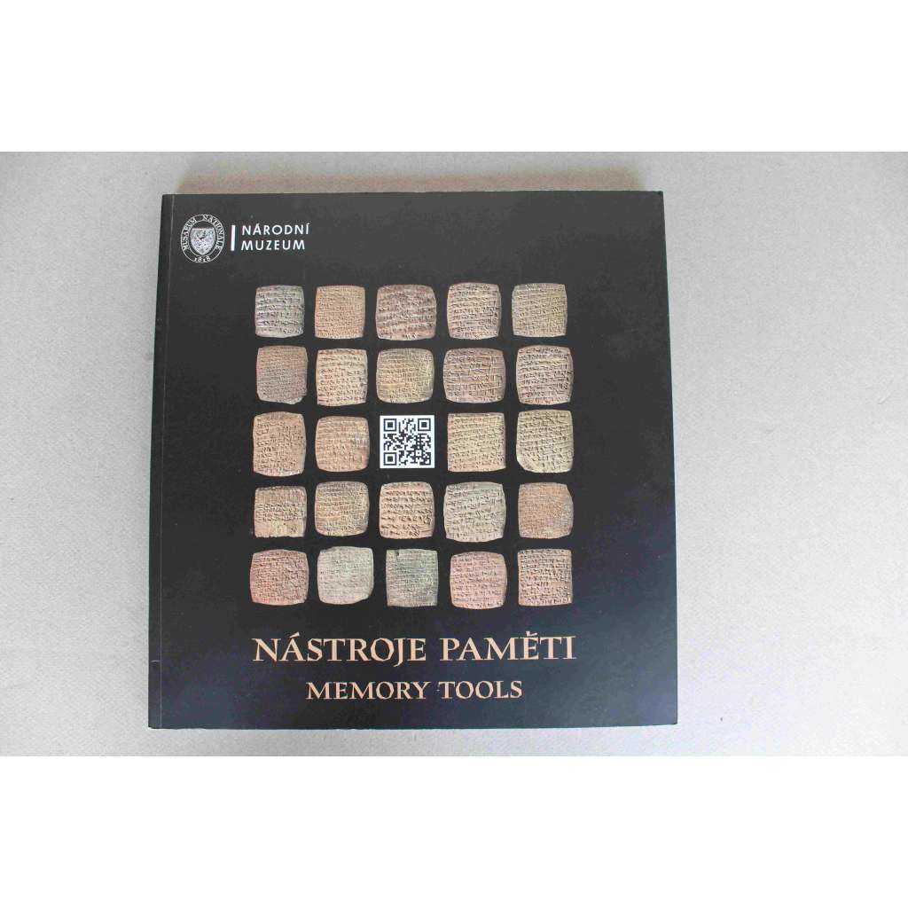 Nástroje paměti = Memory tools (výstavní katalog, Národní muzeum, Kulturní dějiny, klínopisné tabulky, Asýrie, Turecko, Chetité, mj. Bedřich Hrozný) Nástroje paměti = Memory tools (výstavní katalog, Národní muzeum, Kulturní dějiny, klínopisné tabulky, Asýrie, Turecko, Chetité, mj. Bedřich Hrozný)