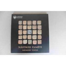 Nástroje paměti = Memory tools (výstavní katalog, Národní muzeum, Kulturní dějiny, klínopisné tabulky, Asýrie, Turecko, Chetité, mj. Bedřich Hrozný) Nástroje paměti = Memory tools (výstavní katalog, Národní muzeum, Kulturní dějiny, klínopisné tabulky, Asýrie, Turecko, Chetité, mj. Bedřich Hrozný)