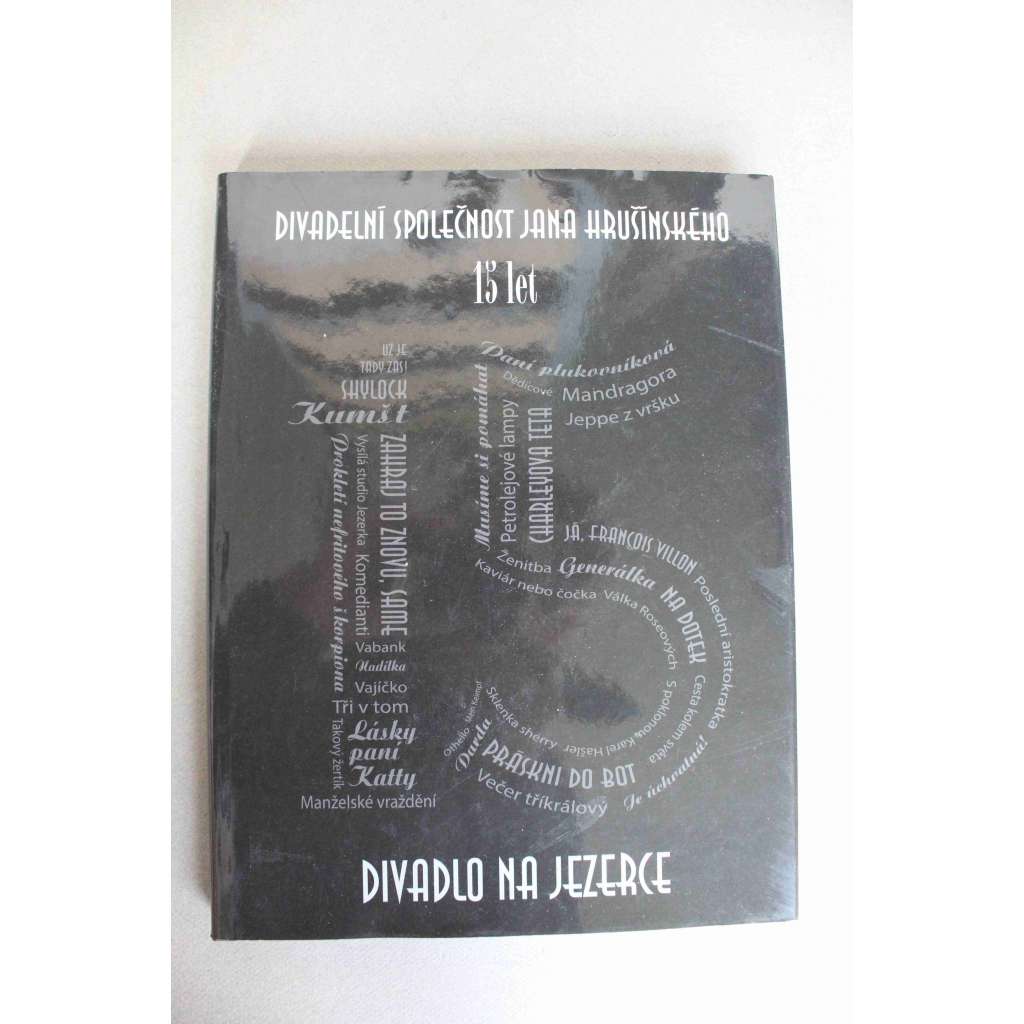 Divadlo Na Jezerce. 15 let Divadelní společnosti Jana Hrušínského (Praha, divadlo, fotografie, mj. Juraj Herz, Jan Tříska, Jiří Suchý, Barbora Hrzánová; věnování a podpis Jan Hrušínský) Divadlo Na Jezerce. 15 let Divadelní společnosti Jana Hrušínského (Praha, divadlo, fotografie, mj. Juraj Herz, Jan Tříska, Jiří Suchý, Barbora Hrzánová; věnování a podpis Jan Hrušínský)