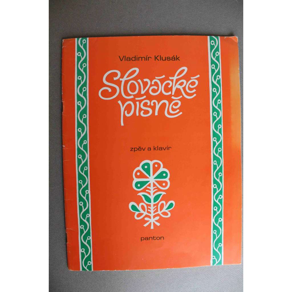 Slovácké písně. Zpěv a klavír (noty, piano, Slovácko, mj. Vínečko bílé, A tam dolu k Dunaju, Zaspala nevěsta, Jezdili formani, Mikulecké pole)