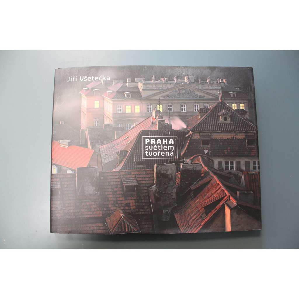 Praha světlem tvořená (fotografie, mj. Malá Strana, Karlův most, Staroměstské náměstí, Josefov; podpis Jiří Všetečka) Praha světlem tvořená (fotografie, mj. Malá Strana, Karlův most, Staroměstské náměstí, Josefov; podpis Jiří Všetečka)