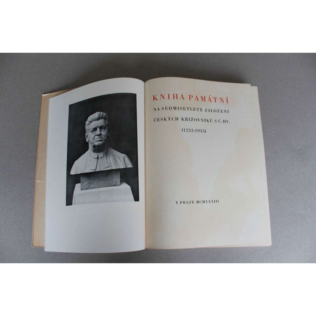 Kniha památní na 700 let založení českých křížovníků s červenou hvězdou (1233-1933) [křižovníci, řeholní řád, architektura, iluminované rukopisy]
