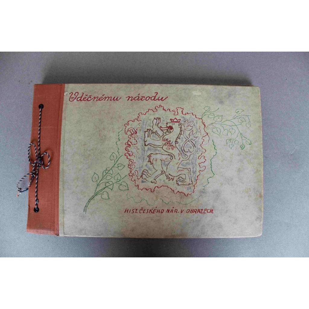 Vděčnému národu. 	Historie českého národa v obrazech (České dějiny, historie, malířství, reprodukce mj. V. Brožík, V. Černý, V. H. Brunner, A. Liebscher)