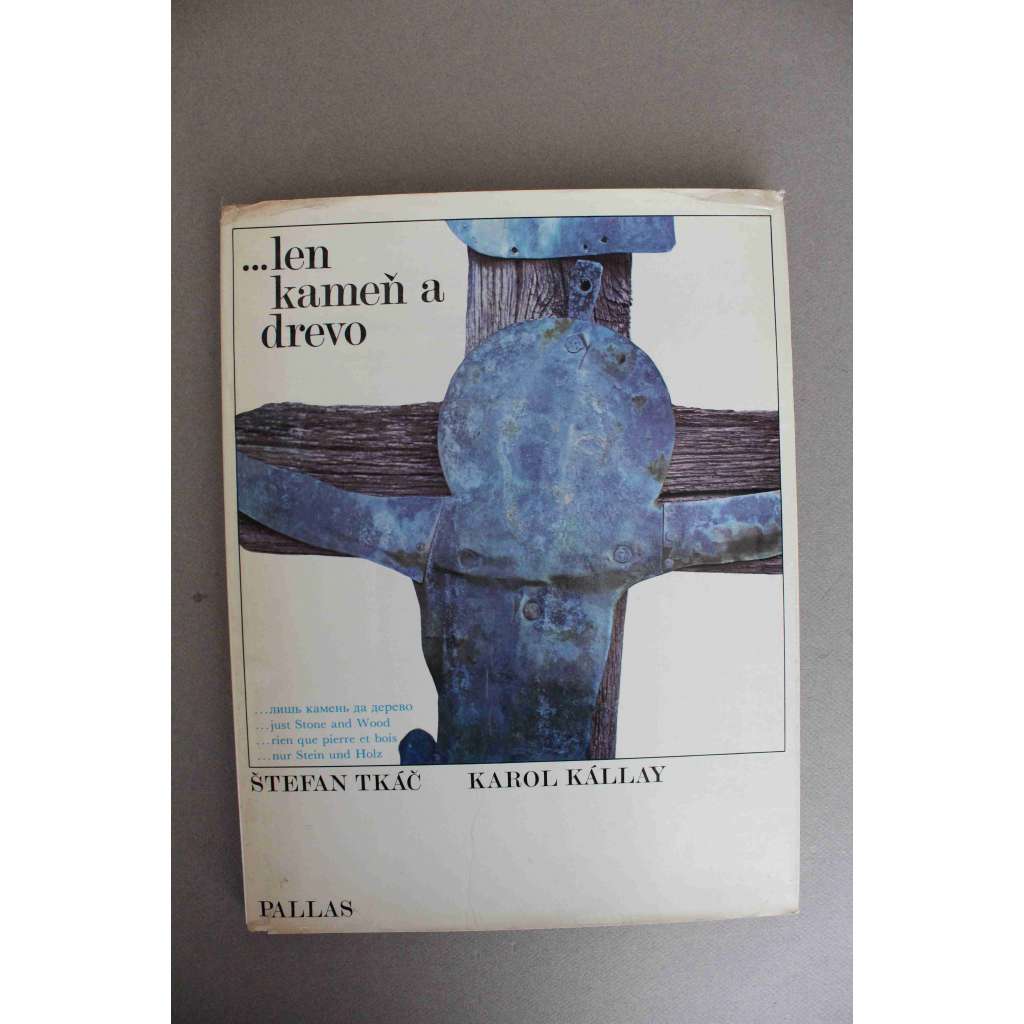 ...len kameň a drevo. Slovenské ľudové náhrobníky (Slovenské lidové náhrobky, Slovensko, lidové umění; fotografie Karol Kállay)