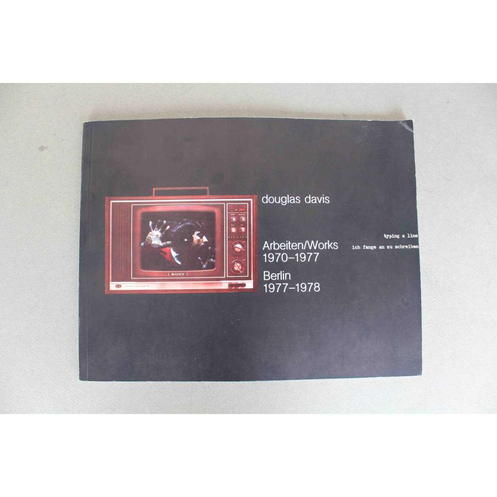 Douglas Davis. Arbeiten/Works 1970-1977, Berlin 1977-1978 (výstavní katalog, současné umění, konceptuální umění, instalace) Douglas Davis. Arbeiten/Works 1970-1977, Berlin 1977-1978 (výstavní katalog, současné umění, konceptuální umění, instalace)