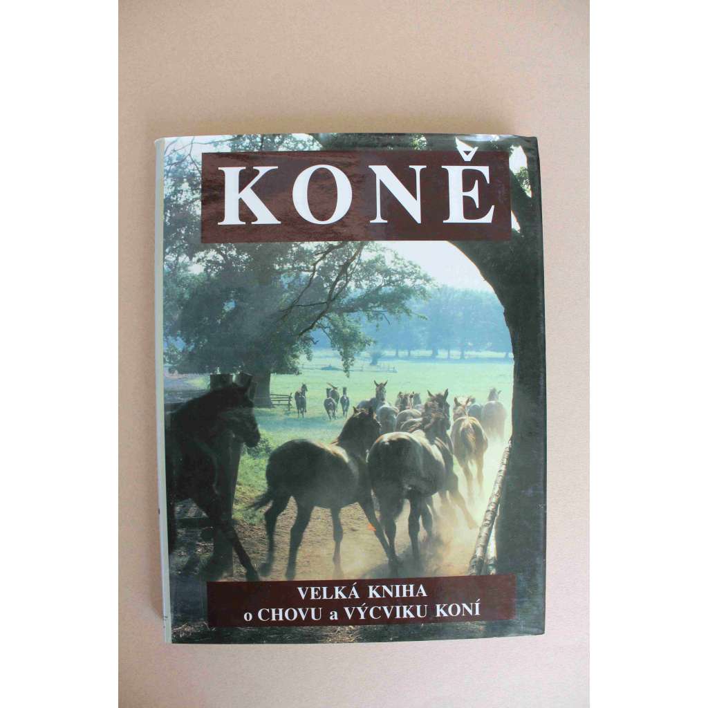 Koně. Velká kniha o chovu a výcviku koní (Kůň, chov, mj. typy a plemena, koupě koně, základy jízdy na koni, péče o koně, slavní koně)