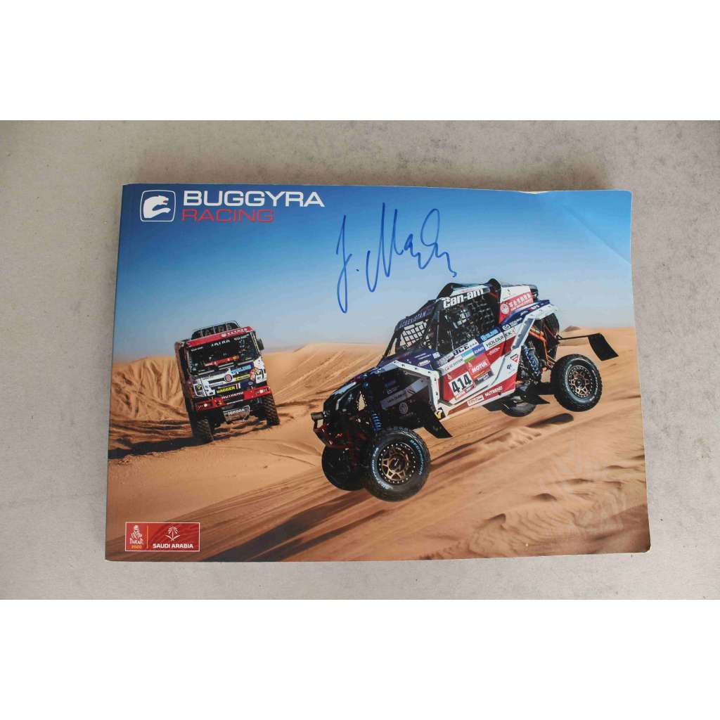 Buggyra Racing. Fotokniha 2020 (Dakar, Saúdská Arábie, fotografie, automobilový závod, auto, motocykl, kamion; podpis Josef Macháček) Buggyra Racing. Fotokniha 2020 (Dakar, Saúdská Arábie, fotografie, automobilový závod, auto, motocykl, kamion; podpis Josef Macháček)