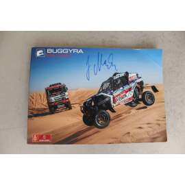 Buggyra Racing. Fotokniha 2020 (Dakar, Saúdská Arábie, fotografie, automobilový závod, auto, motocykl, kamion; podpis Josef Macháček) Buggyra Racing. Fotokniha 2020 (Dakar, Saúdská Arábie, fotografie, automobilový závod, auto, motocykl, kamion; podpis Josef Macháček)