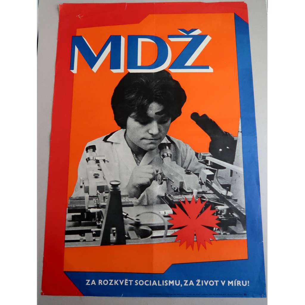 Plakát - MDŽ - komunismus, propaganda - Mezinárodní den žen - žena u mikroskopu