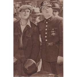 Pudr a benzín. Bio-program v obrazech. Filmový prospekt z kina. (režie Jindřich Honzl, hrají Voskovec, Werich) Pudr a benzín. Bio-program v obrazech. Filmový prospekt z kina. (režie Jindřich Honzl, hrají Voskovec, Werich)