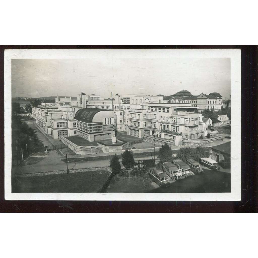 Mladá Boleslav, škola, moderní architektura, autobus