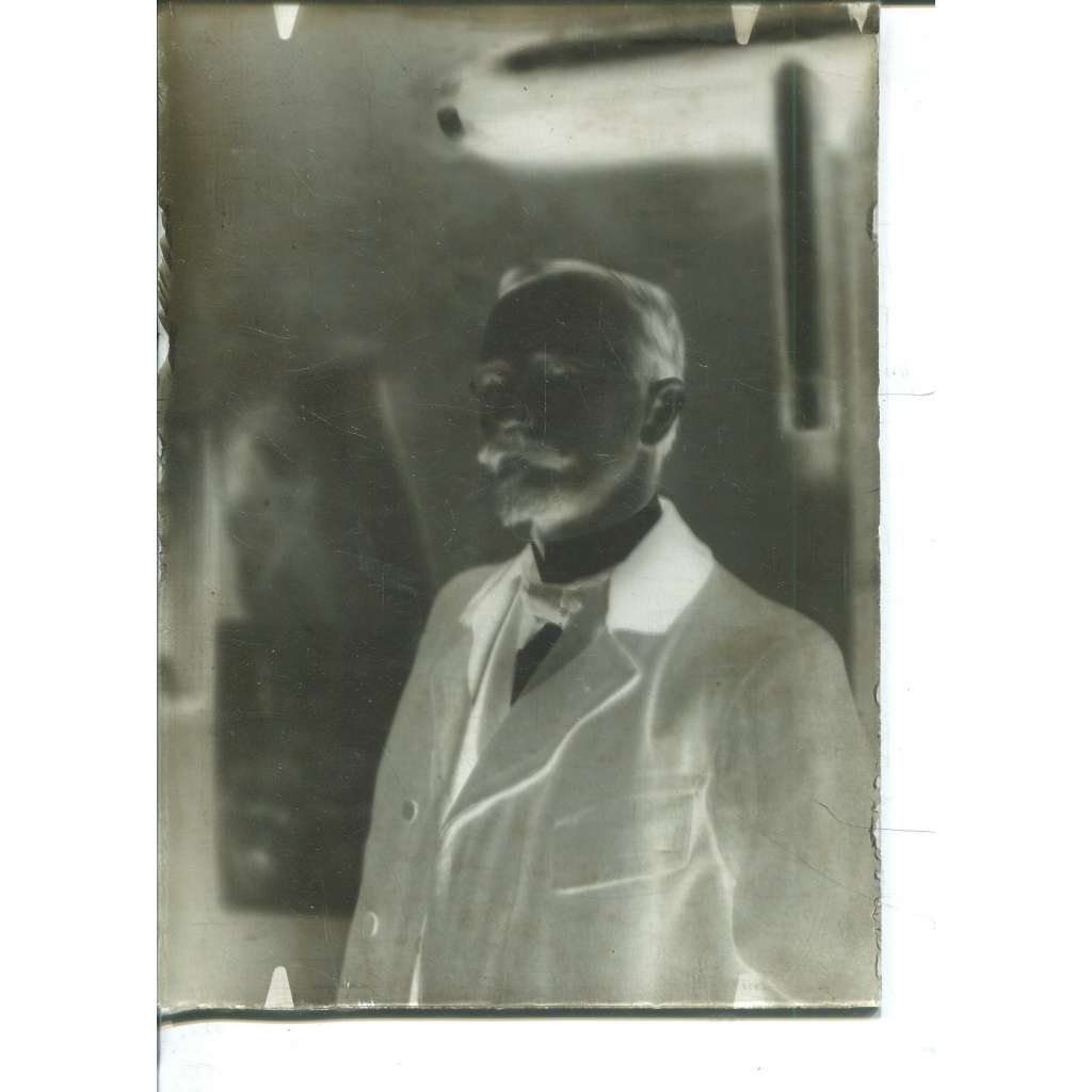 Skleněný fotografický negativ (podobizna) Emanuel Dítě (malíř 1862-1944)