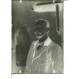 Skleněný fotografický negativ (podobizna) Emanuel Dítě (malíř 1862-1944)