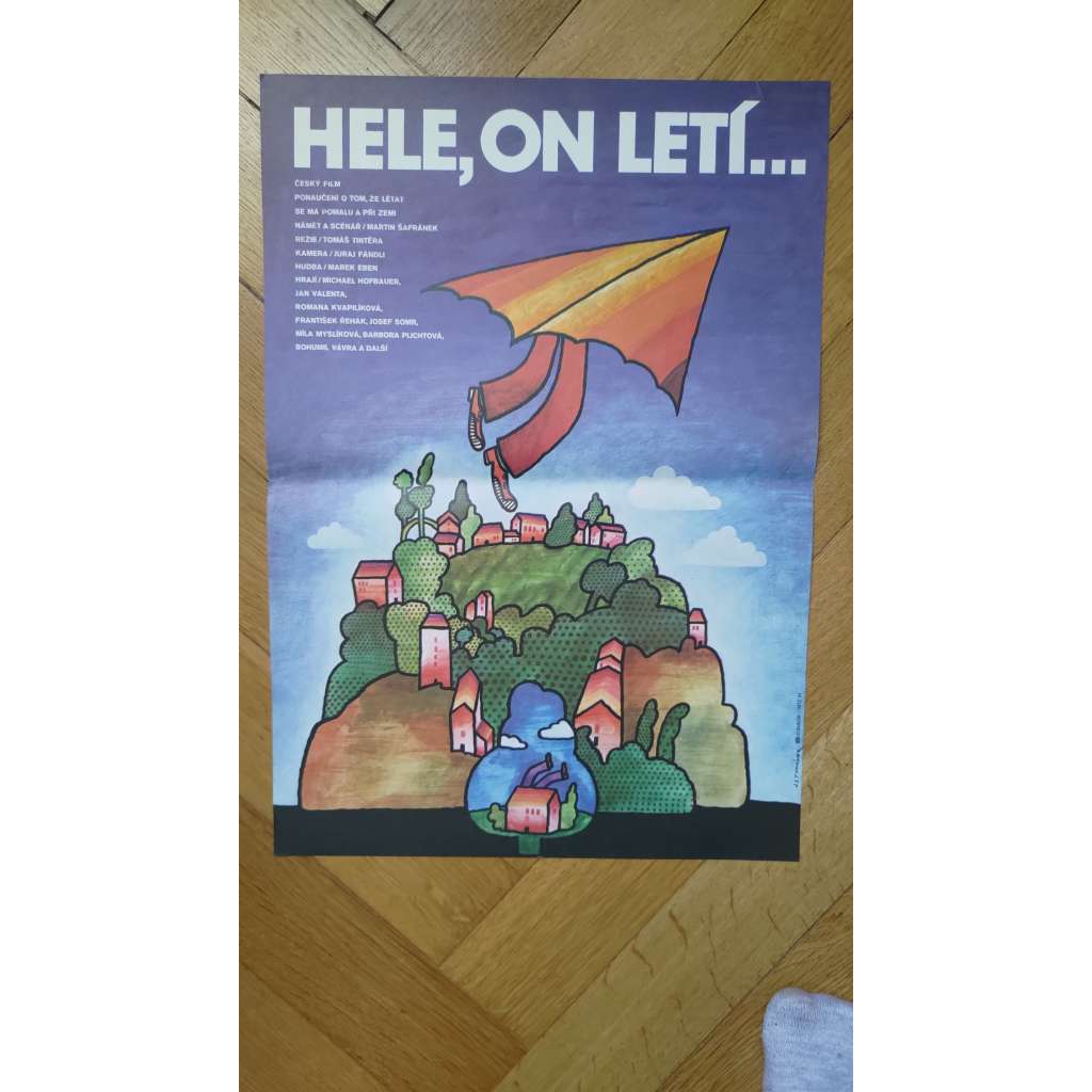 Hele, on letí... (filmový plakát, Český film 1984, režie Tomáš Tintěra, Hrají: J. Somr, F. Řehák)